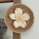 Décoration murale en rotin naturel | Modèle MISKY avec fleur végétale à suspendre - Anoq