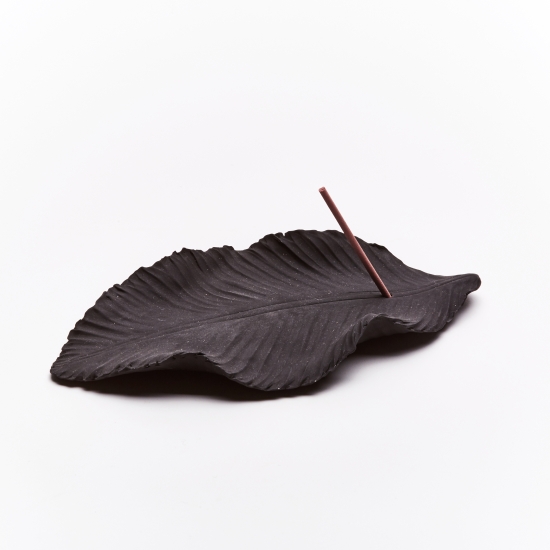 BLACK LEAF | Porte-encens en forme de feuille. Céramique noire