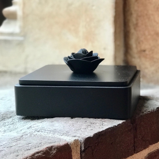 BLACK ROSE | Decorative acacia wood box decorated with a ceramic flower