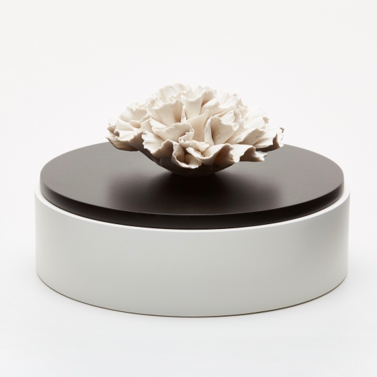 IWA XL | Decorative acacia wood box decorated with a ceramic flower