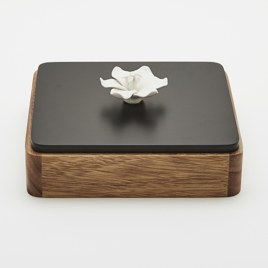 KANA | Boîte décorative en bois ornée d'une fleur de Jasmin en porcelaine