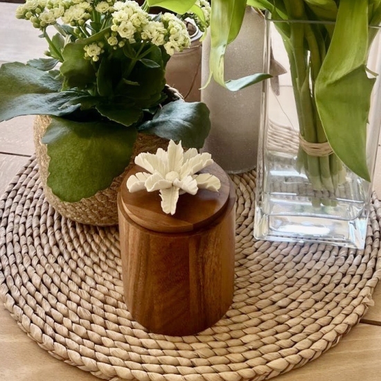 TIBU S | Boîte décorative en bois d'acacia ornée d'une fleur en  céramique