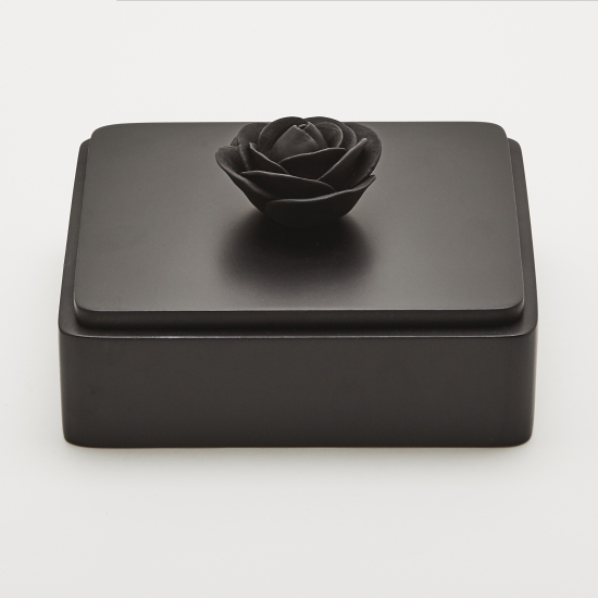 BLACK ROSE  | Boîte en bois laqué  ornée d'une fleur en porcelaine