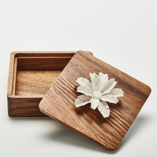 TUKA | Decorative acacia wood box decorated with a ceramic flower