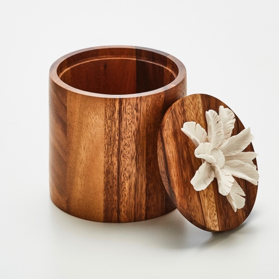 TIBU M  | Decorative acacia wood box decorated with a ceramic flower