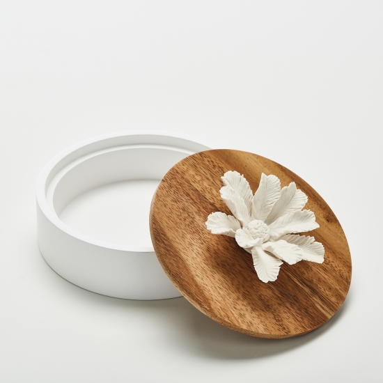 NAMOU | Boîte décorative en bois d'acacia ornée d'une fleur en  céramique