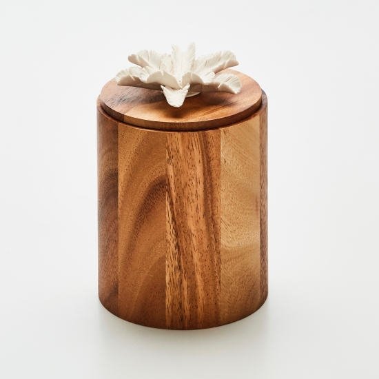 TIBU L  | Decorative acacia wood box decorated with a ceramic flower