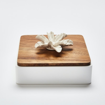 LUXOR XL | Decorative acacia wood box decorated with a ceramic flower