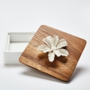 LUXOR XL | Decorative acacia wood box decorated with a ceramic flower