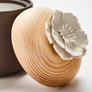 PHAO L | Boîte décorative en céramique et bois ornée d'une fleur en porcelaine