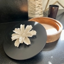 Boîte à bijoux en bois et porcelaine | Coffret rond  avec couvercle en bois laqué  - Palmi