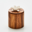 TIBU M | Boîte décorative en bois d'acacia ornée d'une fleur en  céramique