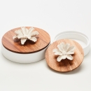 NAMOU XL | Decorative acacia wood box decorated with a ceramic flower