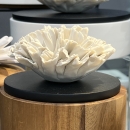 CYLA M | Boîte décorative en bois ornée d'une fleur en porcelaine