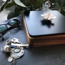 KANA | Decorative box in Acacia wood and porcelain Jasmin flower