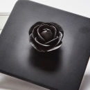 BLACK ROSE  | Boîte en bois laqué  ornée d'une fleur en porcelaine