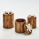 TIBU S | Boîte décorative en bois d'acacia ornée d'une fleur en  céramique