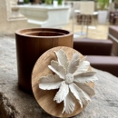 TIBU M | Boîte décorative en bois d'acacia ornée d'une fleur en  céramique