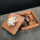 TUKA | Boîte décorative en bois d'acacia ornée d'une fleur en  céramique