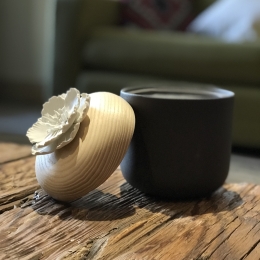 PHAO S | Boîte décorative en céramique et bois ornée d'une fleur en porcelaine