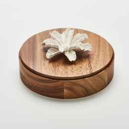 TIARI XL | Decorative acacia wood box decorated with a ceramic flower