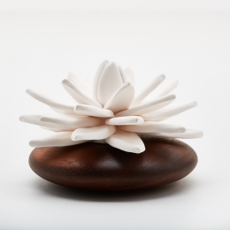 LOTUS DES INDES | Porcelain and acacia wood fragrance diffuser for indoor use