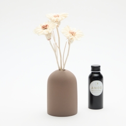 Fidji Scent Diffuser – Chocolate Brown Ceramic Vase & Natural Sola Flowers