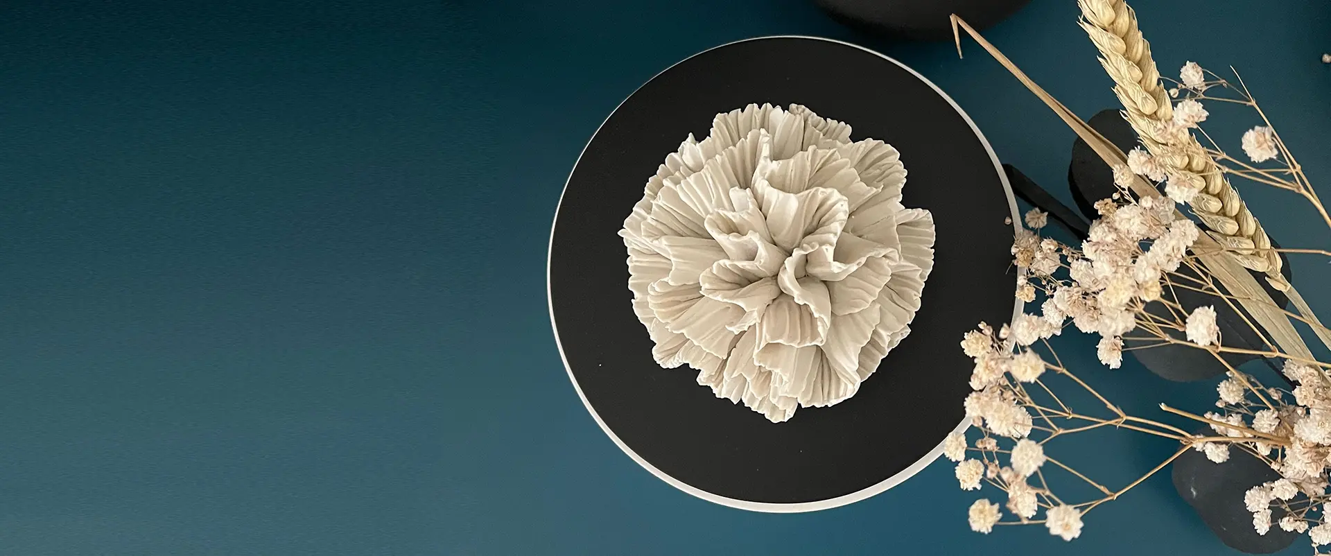 Boîte artisanale Anoq vue de dessus, mettant en valeur la fleur en porcelaine du couvercle